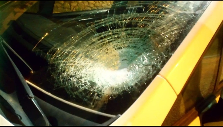 اصيب مستوطن برأسه جراء إلقاء الحجارة من قبل فلسطيين على سيارته