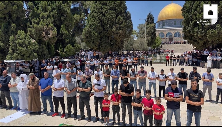 صلاة الجمعة في باحات المسجد الأقصى المبارك