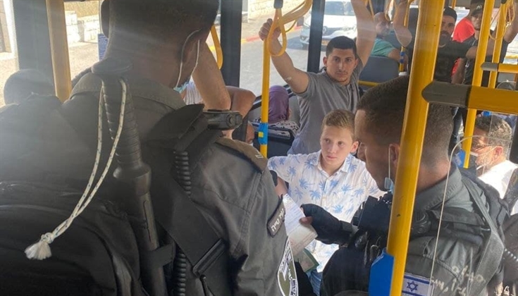 شرطة الاحتلال توقف الحافلات وتفتشها