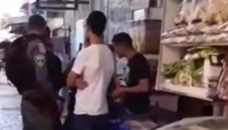 قوات الاحتلال تعتقل شاباً عند باب الأسباط بالقدس