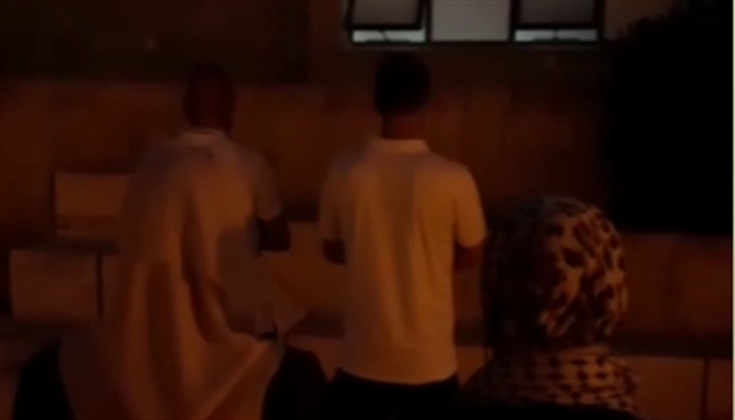 المبعدون عن المسجد الأقصى يؤدون صلاة المغرب في طريق المجاهدين