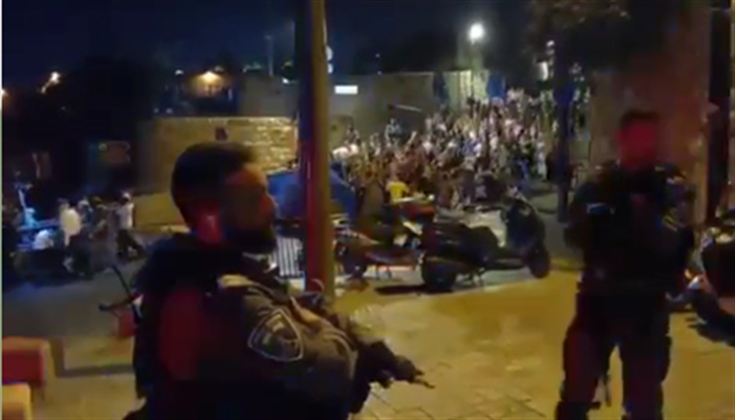 بحماية مشددة من قوات الاحتلال وسط عرقلة مرور المقدسيين