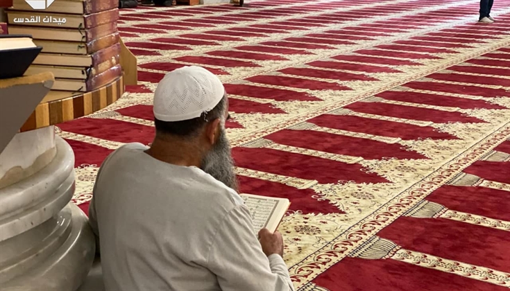 من داخل المصلى القبلي حيث حصار المصلّين  بعد اقتحام قوات الاحتلال