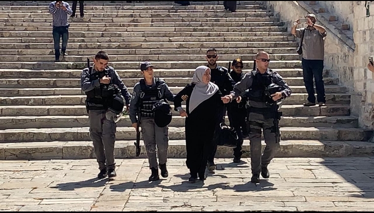 قوات الاحتلال تعتقل المرابطة سهى عيد من باحات المسجد الأقصى