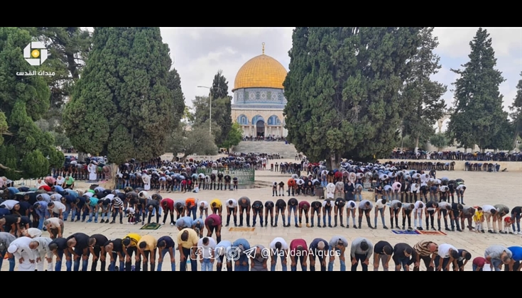 من صلاة الجمعة في ساحات المسجد الأقصى المبارك
