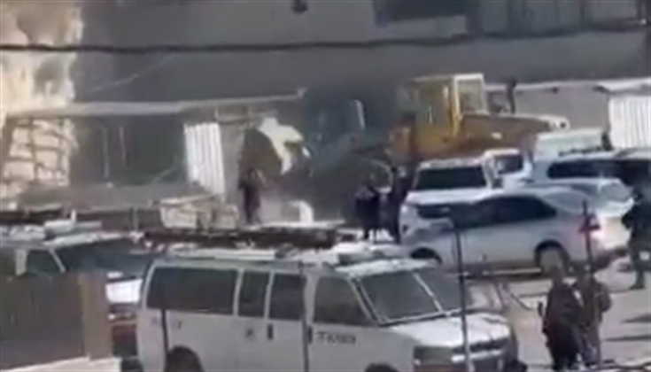 جرافات الاحتلال تهدم اسطبلا للخيول في قرية الطور بالقدس المحتل