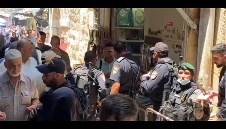 قوات الاحتلال تنكل بشاب أثناء دخوله الى المسجد الأقصى