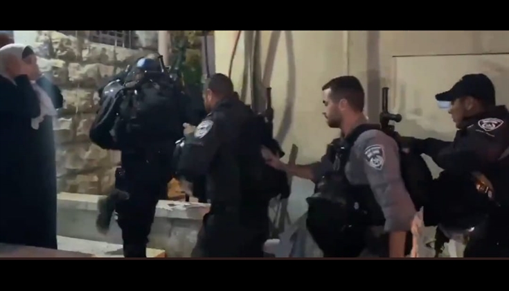 قوات الاحتلال تقتحم بهمجية منزل عائلة عطية المهدد بالإخلاء