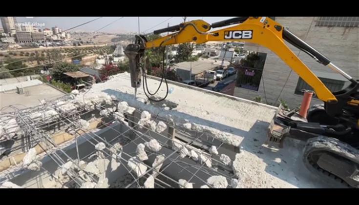 تناشد المقدسيين مساعدتها .. كي لا تقوم بلدية الاحتلال بتغريمها