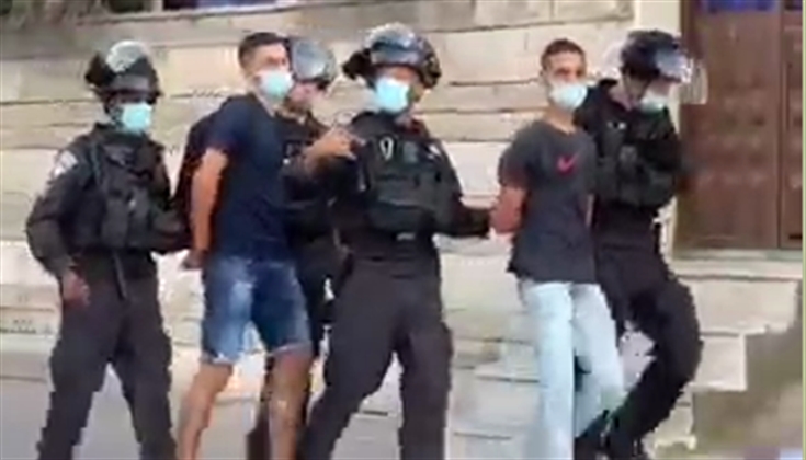 قوات الاحتلال تعتقل شابين أثناء تواجدهما في حي الشيخ جراح