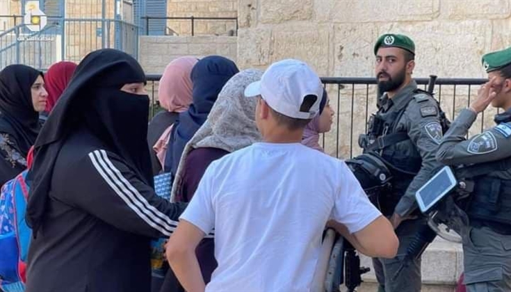 قوات الاحتـلال تنصب حاجزا طيّارا عند باب العامود من الخارج