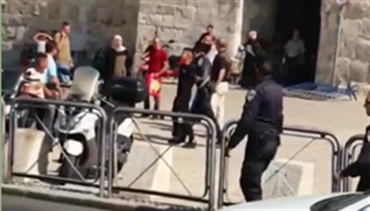 قوات الاحتلال تعتقل طفل بالقرب من باب الساهرة