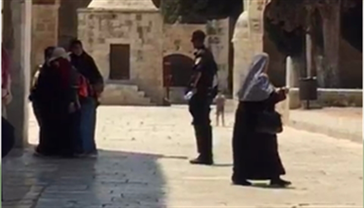 أحد جنود الاحتلال يمنع النساء من التواجد أمام المصلى القبلي