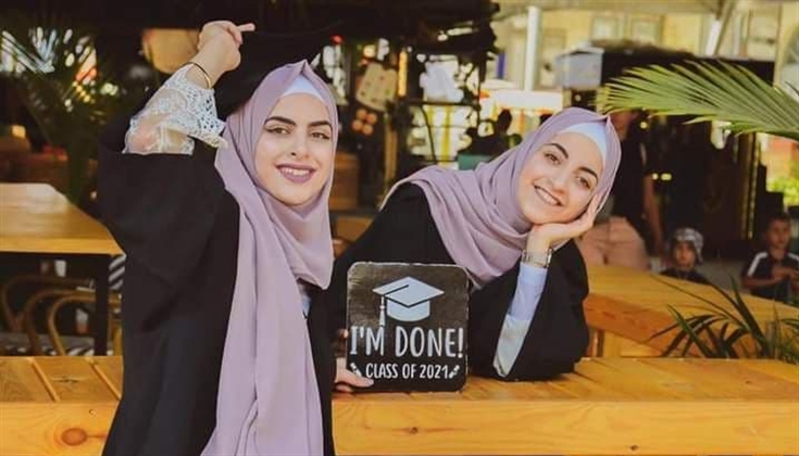 التوأم المقدسي ضحى وشهد تتفوقان في الثانوية العامة بمعدل 91.1