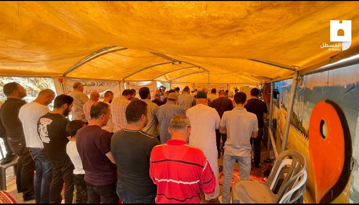 أداء صلاة الجمعة في خيمة التضامن في حي بطن الهوى بسلوان