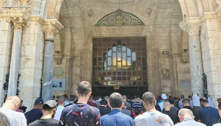 المصلون يؤدون صلاة الجمعة داخل ساحات المسجد الأقصى المبارك