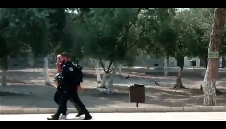 قوات الاحتـلال تعتقل المقدسي نظام أبورموز من داخل المسجد الأقصى