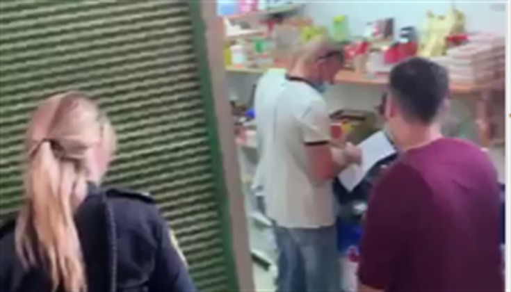 طواقم من شرطة وضريبة وبلدية الاحتلال تداهم أحد المحلات التجارية