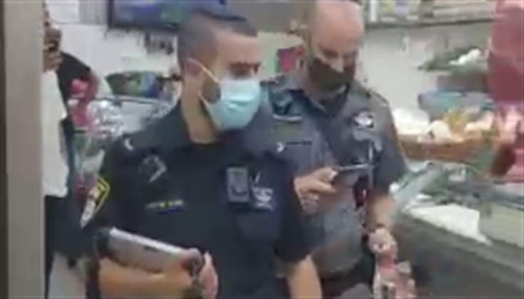 شرطة الاحتلال تقتحم المحال التجارية في حي المصرارة