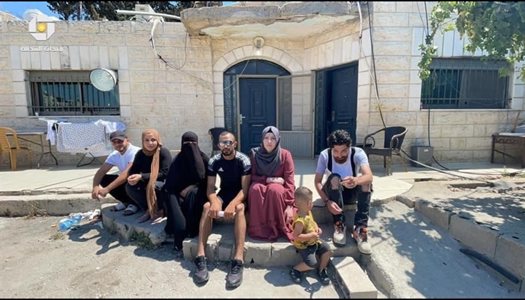 تبدأ بهدم منزلها مجبرة من قبل بلدية الاحتلال