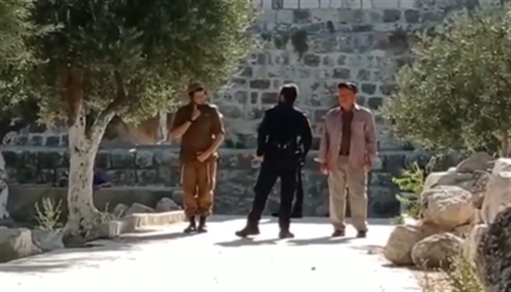 شرطي الاحتـلال يأذن له بكل سرور!