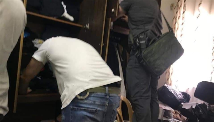 العبث بخزائن منزل عائلة سرحان بعد اقتحامه