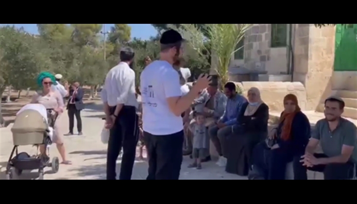 كيف يضيق المقتحمون على سيدتين مقدسيتين تجلسان في الأقصى