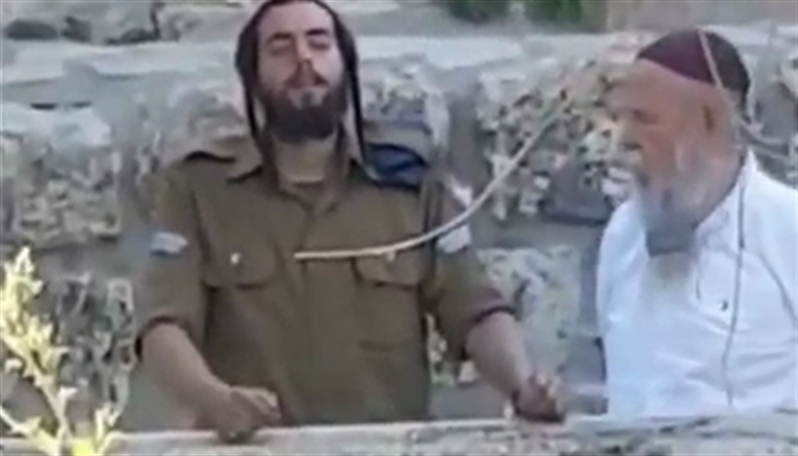 أدلة دامغة كل يوم على صلاة المستوطنين العلنية في المسجد الأقصى