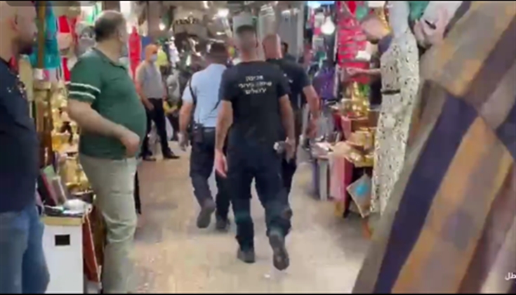 شرطة الاحتلال تداهم محلات تجارية في سوق خان الزيت بالبلدة القديمة