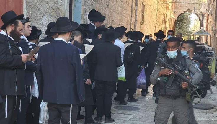 بحراسة جنود الاحتلال