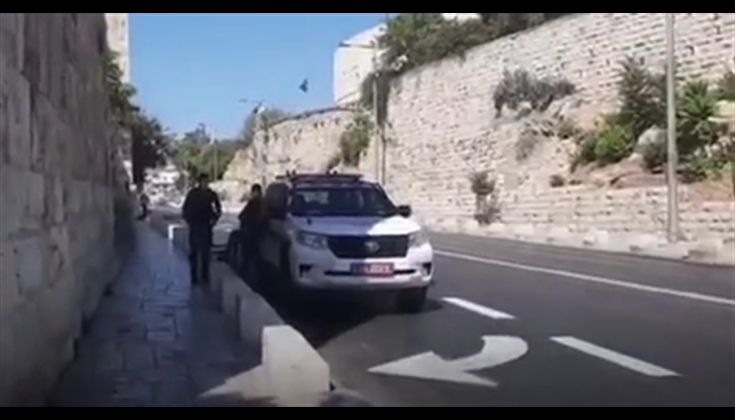 الاحتلال يوقف أهالي الضفة الغربية في طريقهم إلى المسجد الأقصى
