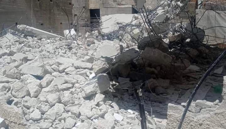 شرطة الاحتلال  تجبر الشاب محمد دويك .. هدم ما تبقى من جدران منزله