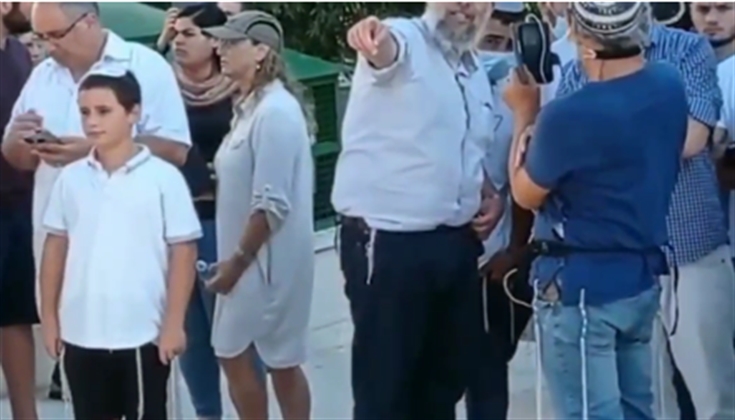 وضعيات تصويرٍ مستفزة، سيقان عارية، شرب من الأسبلة