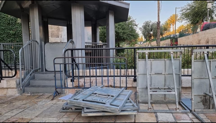 قوات الاحتلال تنصب حواجز حديدة جديدة في ساحة باب العامود