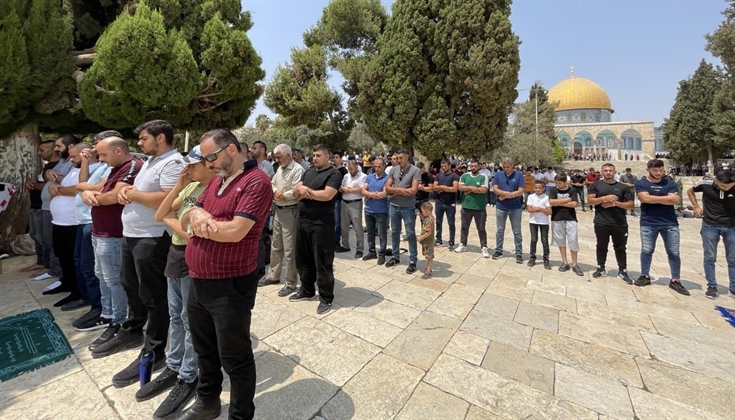 صلاة الجمعة من ساحات المسجد الأقصى المبارك