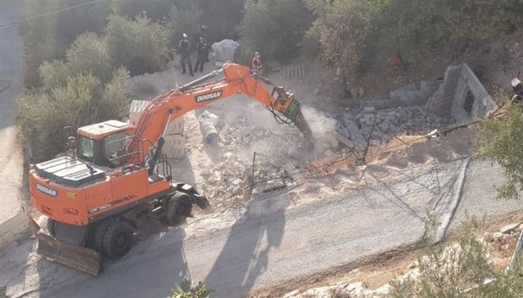 جرافات الاحتلال تهدم منشأة تعود ملكيتها للمقدسي أحمد مشاهرة