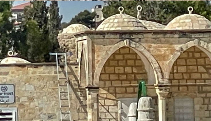 شرطة الاحتلال تقوم بصيانة أجهزة الإرسال فوق مخفرها