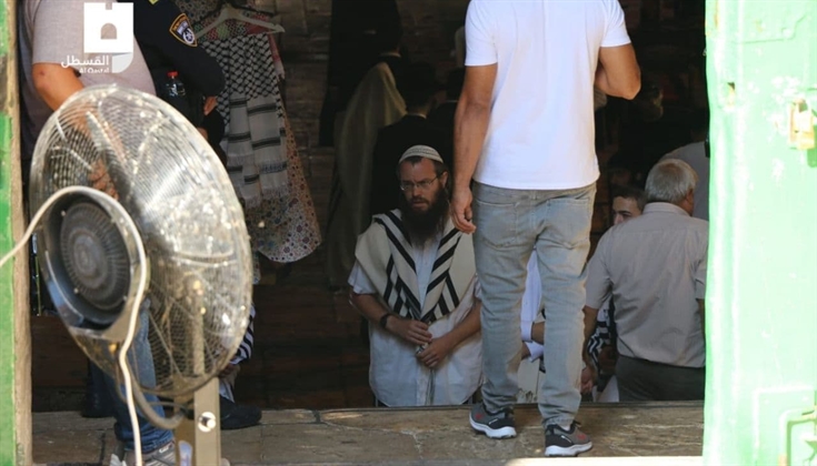 مستوطنون يؤدون طقوساً تلمودية أمام باب القطانين