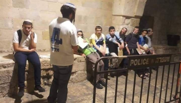 أفراد من جماعات الهيكل المزعوم يعقدون محاضرات ليلية