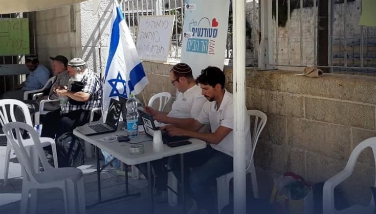 الخمر عند باب المغاربة لمقتحمي المسجد الأقصى