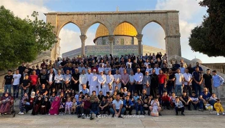 صورة تجمع أبناء عائلة سلهب الذين لبوا نداء الفجر في المسجد الأقصى