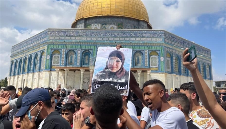 المصلون يهتفون نصرة للأسرى بعد أداء صلاة الجمعة