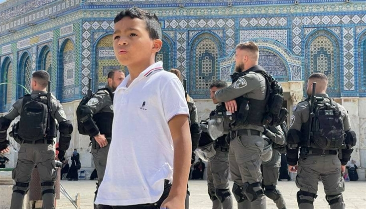 قوات الاحتلال تطارد الأطفال في ساحات الأقصى