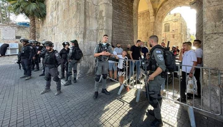 قوات الاحتلال تغلق باب الأسباط