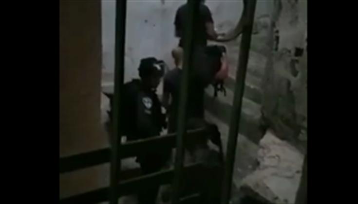 مخابرات الاحتلال برفقة الشرطة والكلاب البوليسية