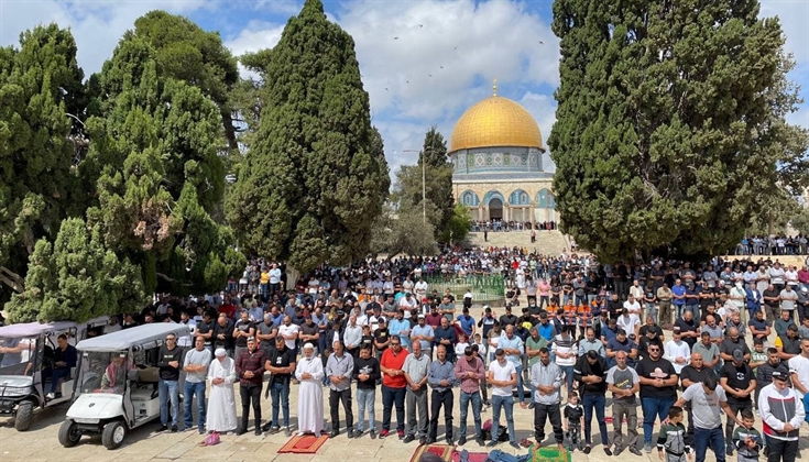 صلاة الجمعة في باحات المسجد الأقصى المبارك