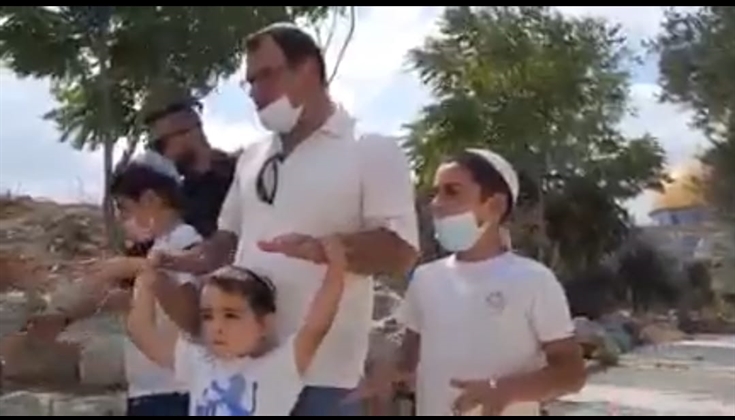 المتطرفون الصهاينة يؤدون صلاة البركة التوراتية لأبنائهم