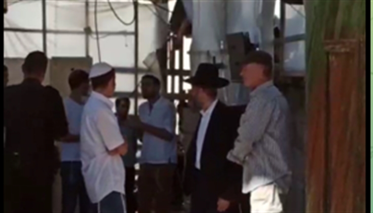 غناء بأصوات عالية وطقوس استفزاية لمجموعة من المستوطنين