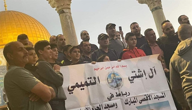 عائلة إشتي التميمي تؤدي صلاة الفجر في المسجد الأقصى