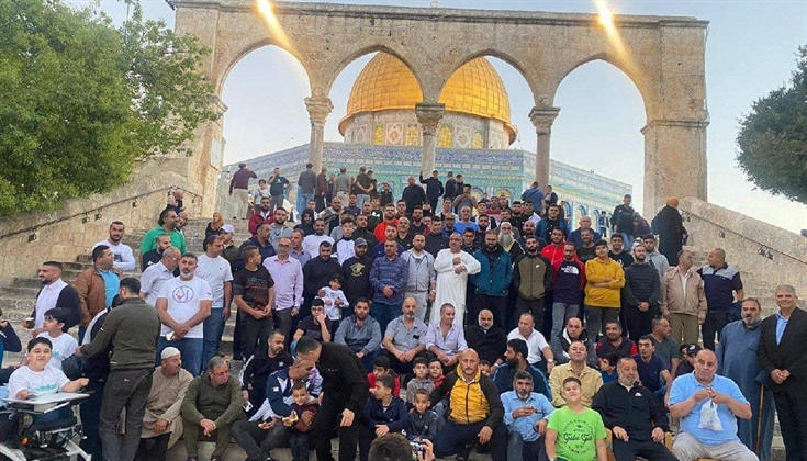 عائلة غيث تؤدي صلاة الفجر في المسجد الأقصى